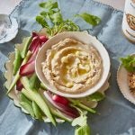 Blumenkohl-Hummus mit Protein-Crackern