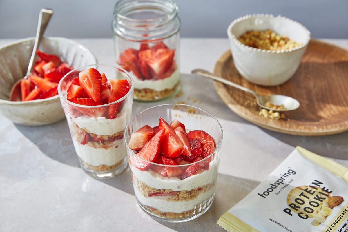 Mini-bocaux de cheesecake aux fraises et aux biscuits protéinés
