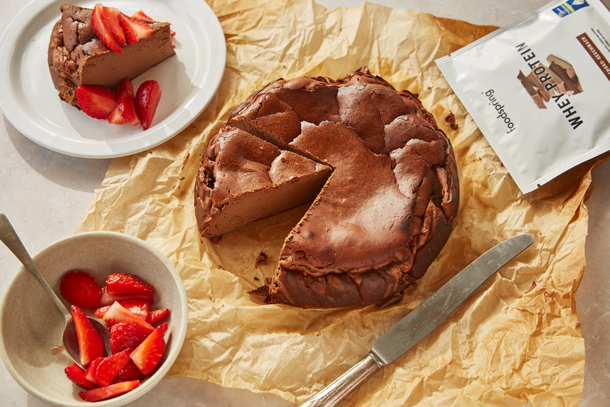 Cheesecake cuit au chocolat à haute teneur en protéines avec des fraises