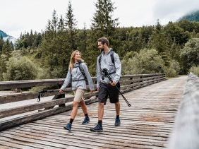 Ein Paar beim Wandern in der Natur