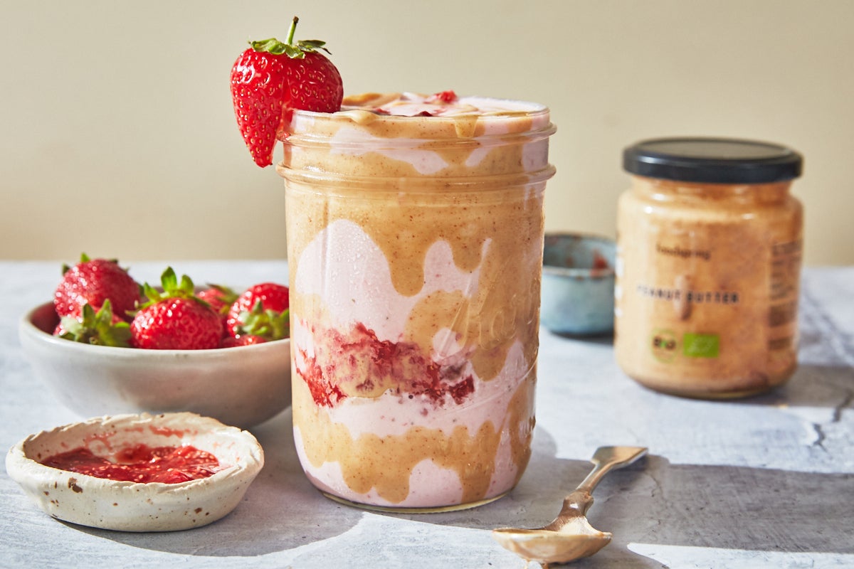 Smoothie beurre de cacahuète fraise dans un verre