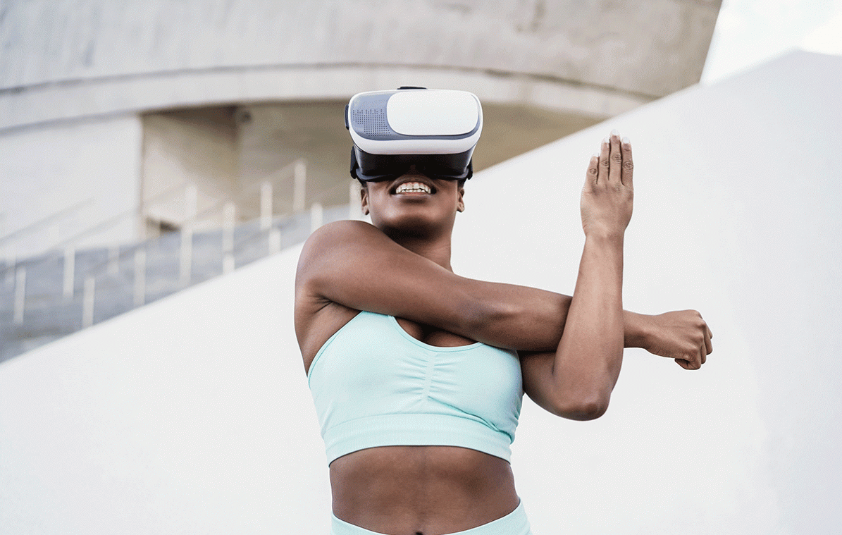 Frau macht Sport mit VR-Brille
