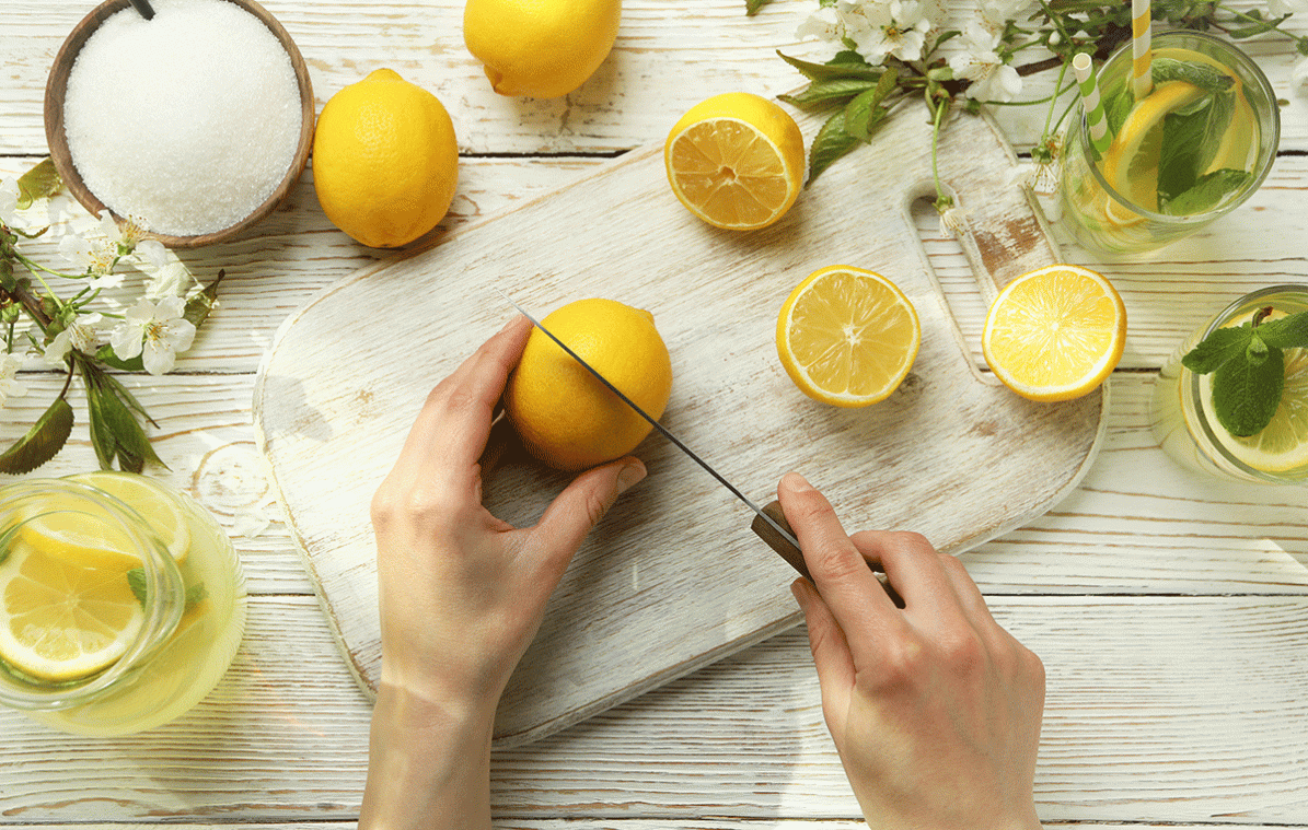 Zitronen werden auf einem Brettchen geschnitten