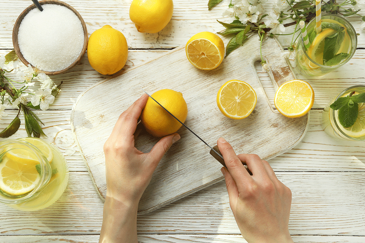 Zitronen werden auf einem Brettchen geschnitten 