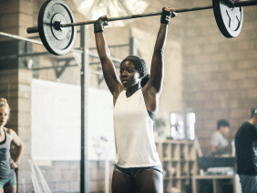 Jeune femme dans un cours de CrossFit