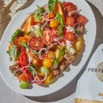 Panzanella Salat mit der Extraportion Protein