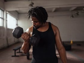 Ein Mann trainiert seinen Biceps