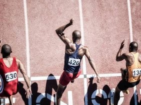 Männer sprinten über Laufbahn