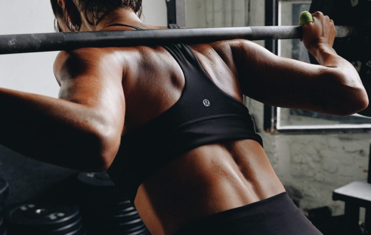 Eine Frau trainiert im Fitnessstudio