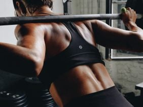 Eine Frau trainiert im Fitnessstudio