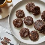 Cookies proteicas (sin hornear) de chocolate y avena