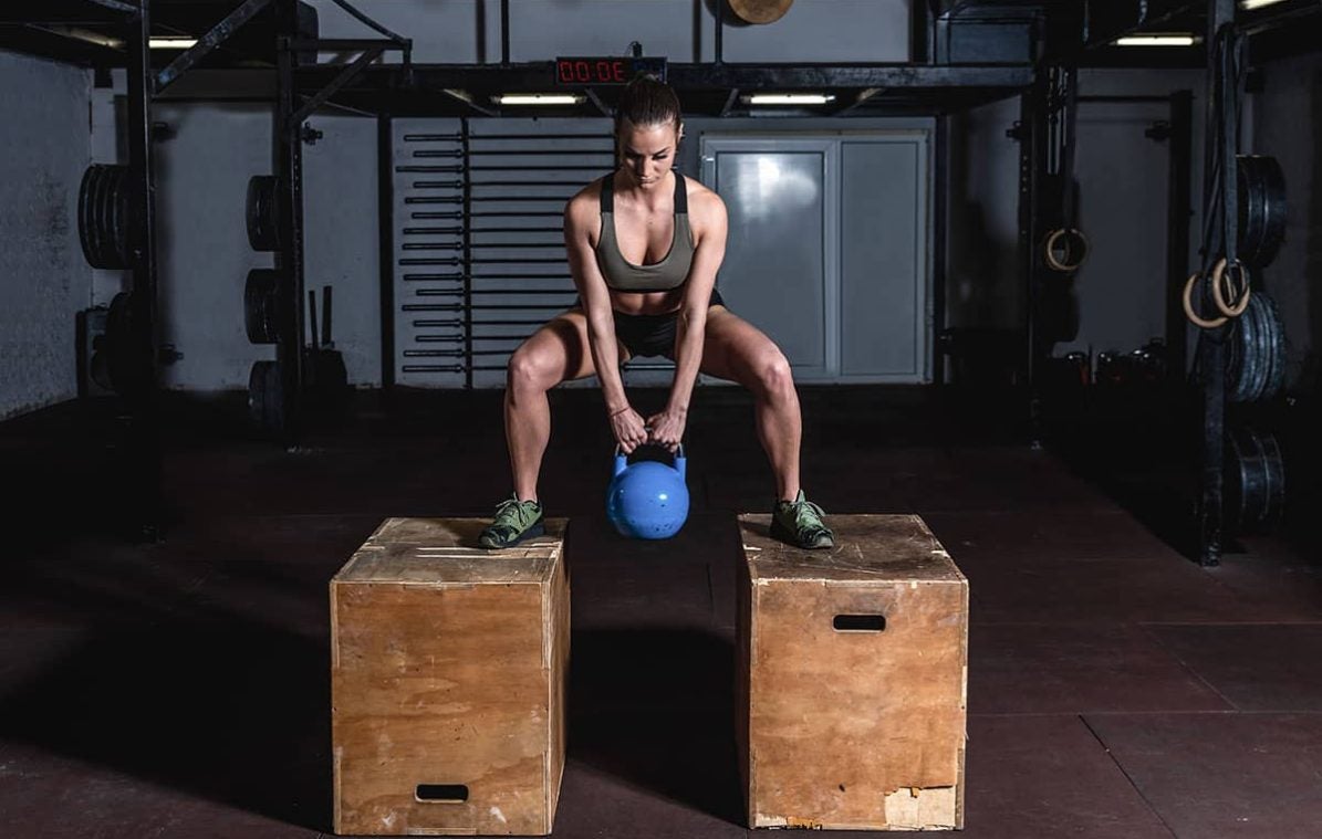 Mujer levantando kettlebell