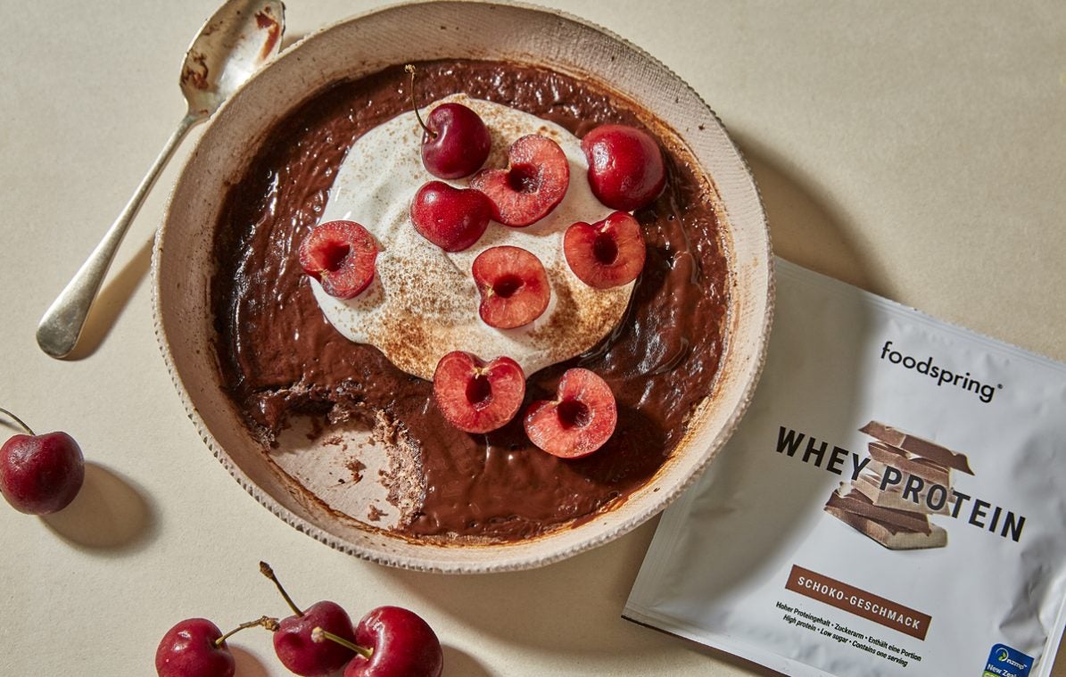 black forest baked oats with foodspring chocolate whey protein