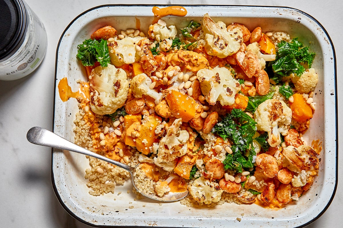 Insalata di quinoa con verdure invernali arrosto (vegana)