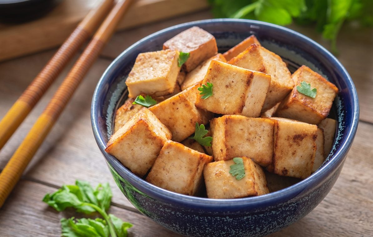 Tofu gebraten in einer Schale